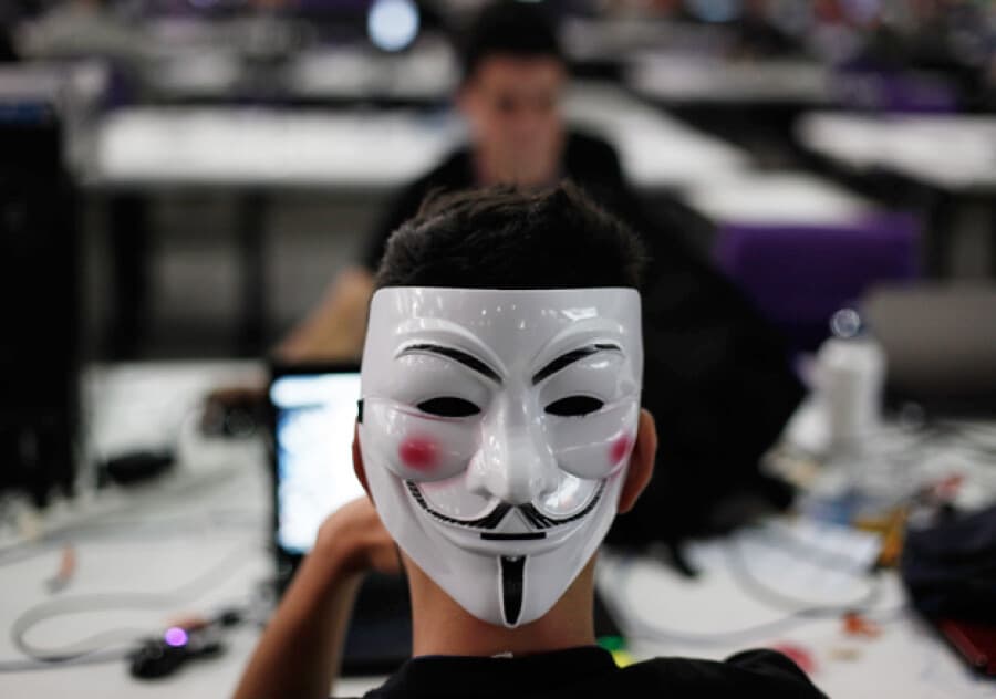 Известная группа хакеров Anonymous взломала Сбербанк и опубликовала украденные данные в Twitter